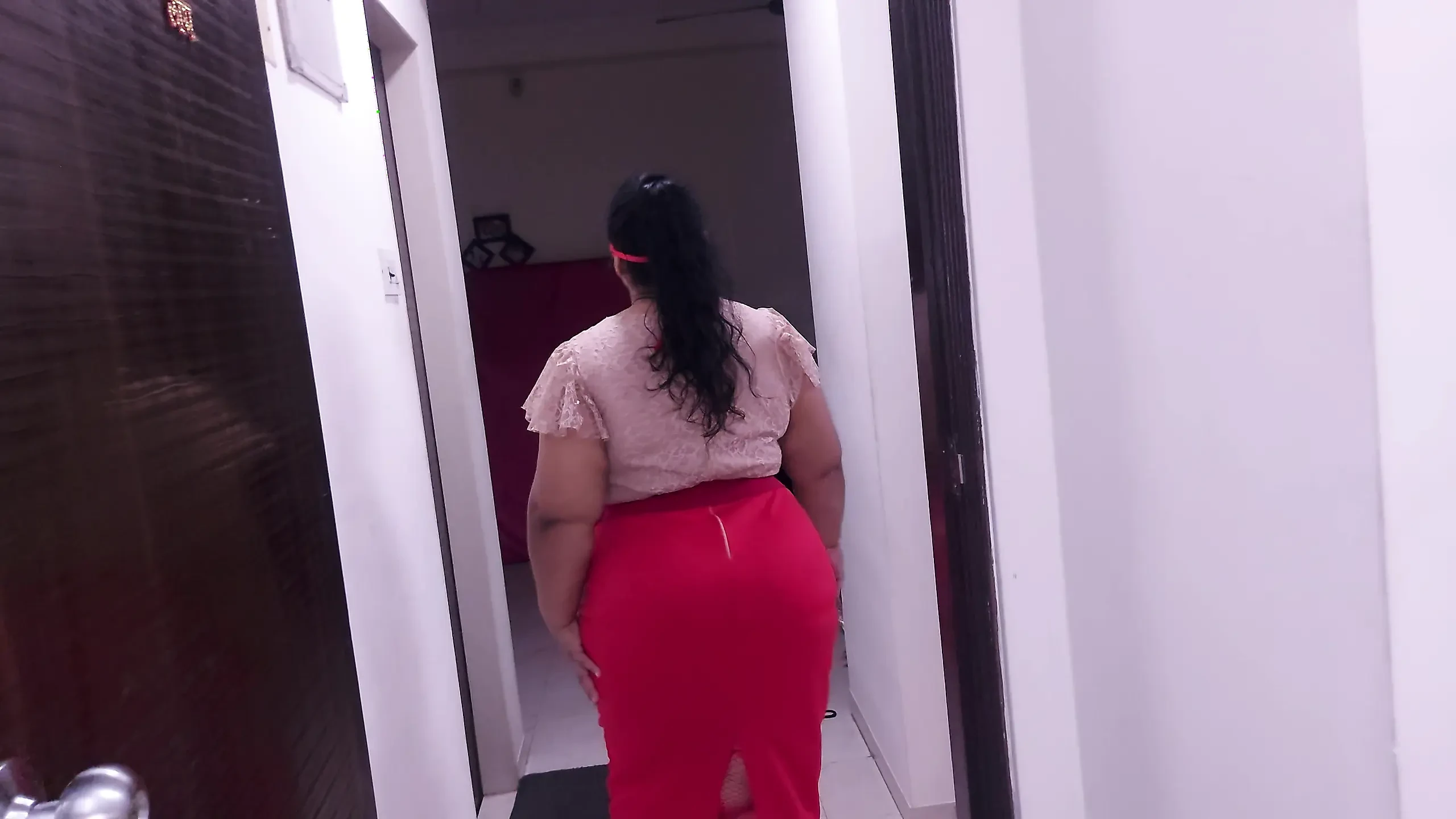 Strip provocando em nova lingerie