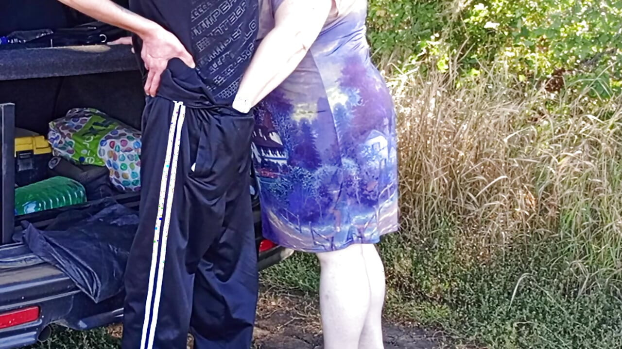 U javnom parku jebem svoju maćehu u pičku na pasji način, zatim u usta i svršavam dva puta u minuti