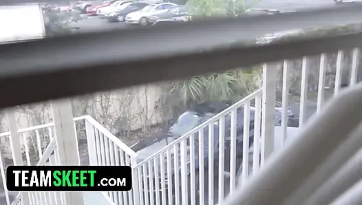 Pirsingli sarışın öğrenci oyuncu seçmelerinde büyük yarakla sert sikiliyor