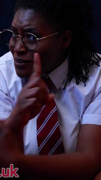 Der freche student Oshun macht sich über deinen kleinen schwanz lustig! | Clip 1