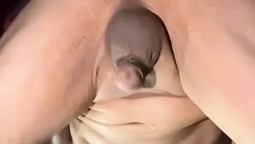 Duştan yeni çıktım ve biraz dildo hareketi için hazır