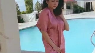 Sexy asiatica in bikini che fa servizio fotografico