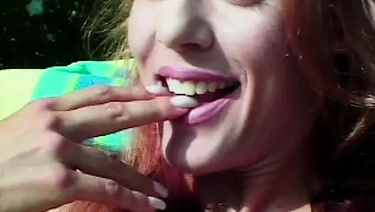 Heiße masturbation im freien am pool