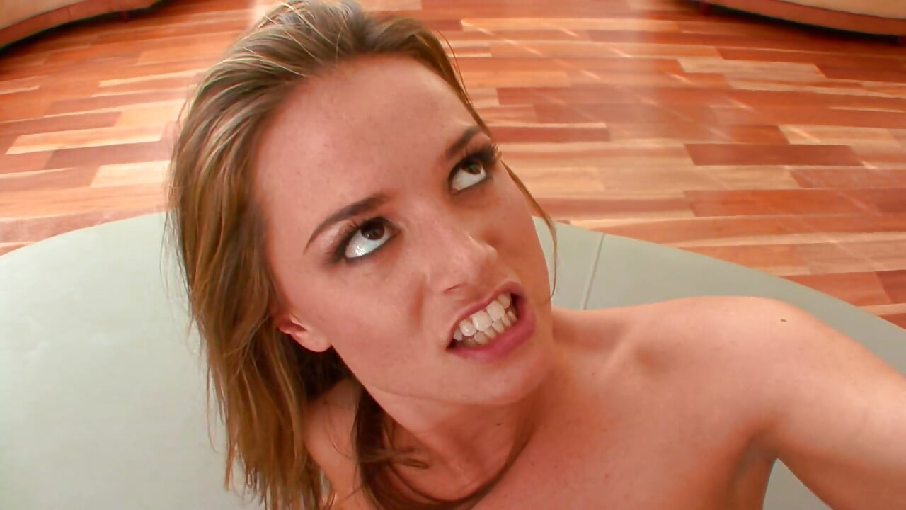 Gagica cu fund alb sexy este pompată tare
