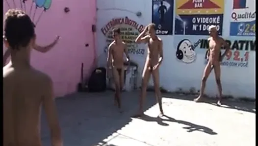 Brasileiros meninos nus futebol