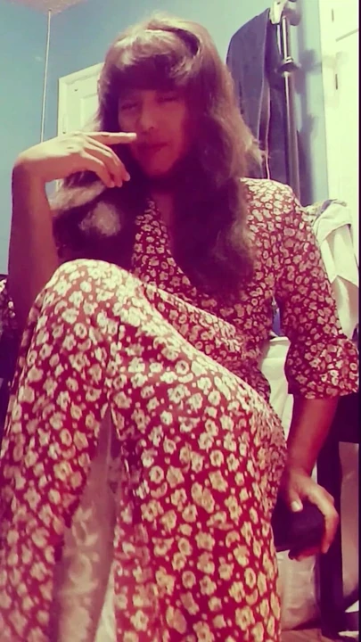 Lady Jhazmeena Teasing With Her Medium Heel Sandals