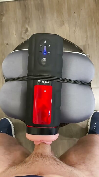 Escupiendo semen con este juguete de coño caliente