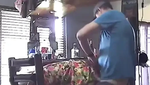 Kamera menangkap suamiku meniduri babysitter