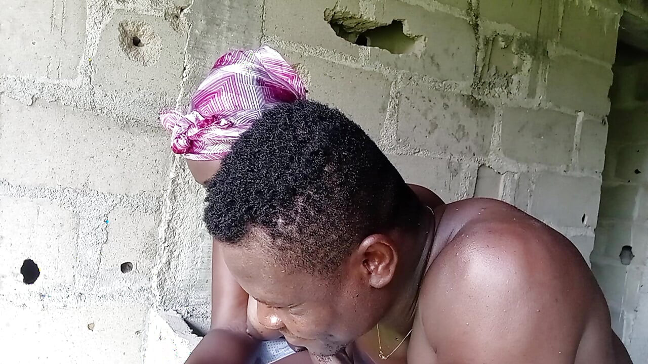 Eles estavam gisting quando descansando da agricultura e ele começou a tocar sua esposa eles agora fazem rapidinha