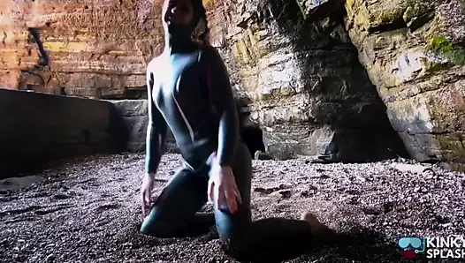 Wetsuit menggoda cewek dengan kain sari karet di gua pribadinya