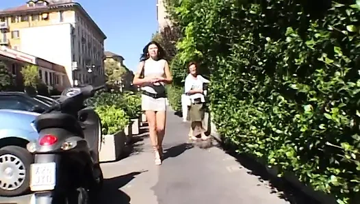 Настоящая шлюшка показывает свою круглую задницу на улице