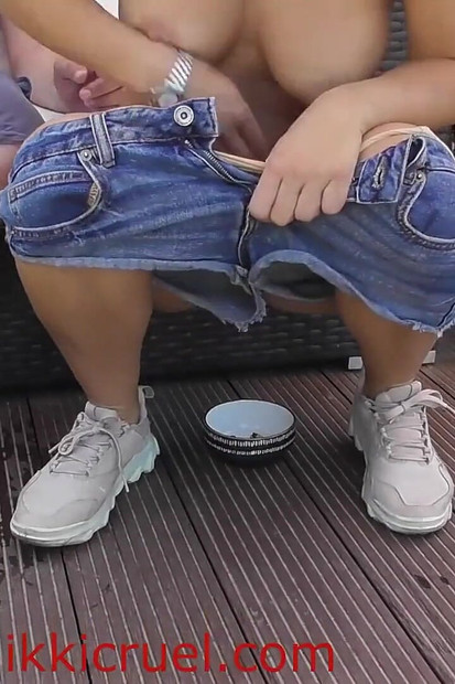 Plavuša MILF i mršava tinejdžerka pljuju po svojoj sluškinji