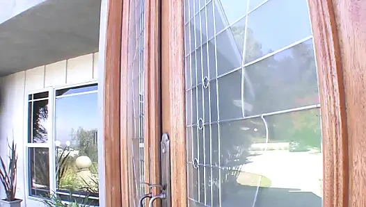 Грязные телочки-милфы делят черный член, их протаранили, а пирожок вылизали