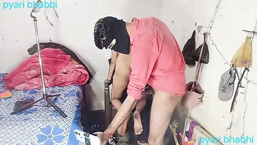 Göt amcık sikiyor yarak emiyor göğüslerini emiyor memeden süt emiyor ve domaltarak yarağa oturuyor ve doğrudan Hintçe seste yatıyor