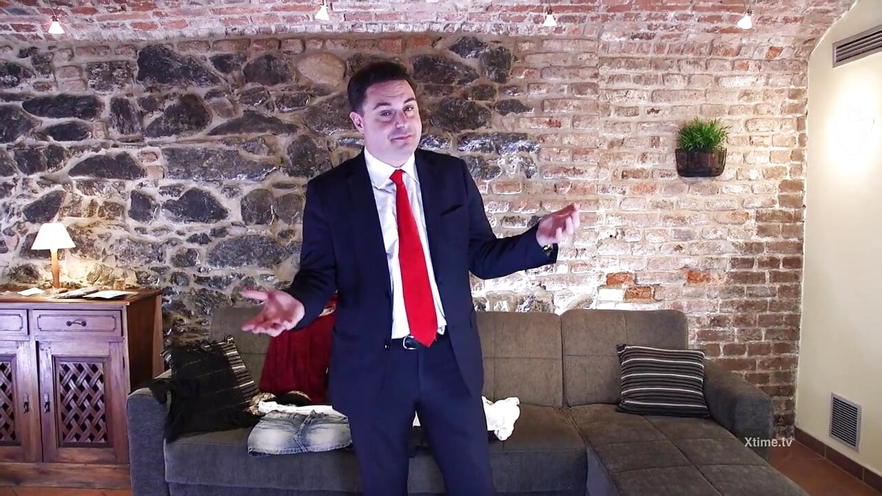 Andrea Dipre genç ve sevimli bir kıza taşaklarını sıkıyor