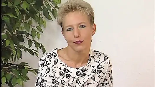 Cewek pirang rambut pendek lagi asik muasin memeknya pakai mainan seks di ruangan casting