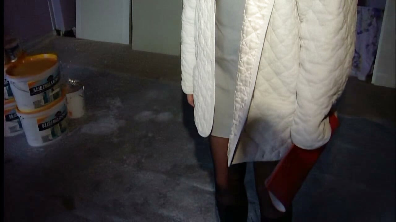 Schattige brunette pijpt een hete pik op het toilet
