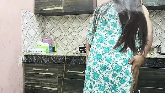 Красивую индийскую мачеху киску и задницу жестко трахнул пасынок, пока он на кухне, чтобы соблазнить