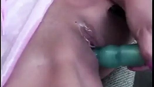 Azgın esmer dudaklarını uzun bir vibratöre sarıyor