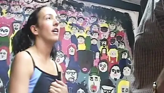 Крошку-брюнетку пальцами во время встречи в бурном любительском видео