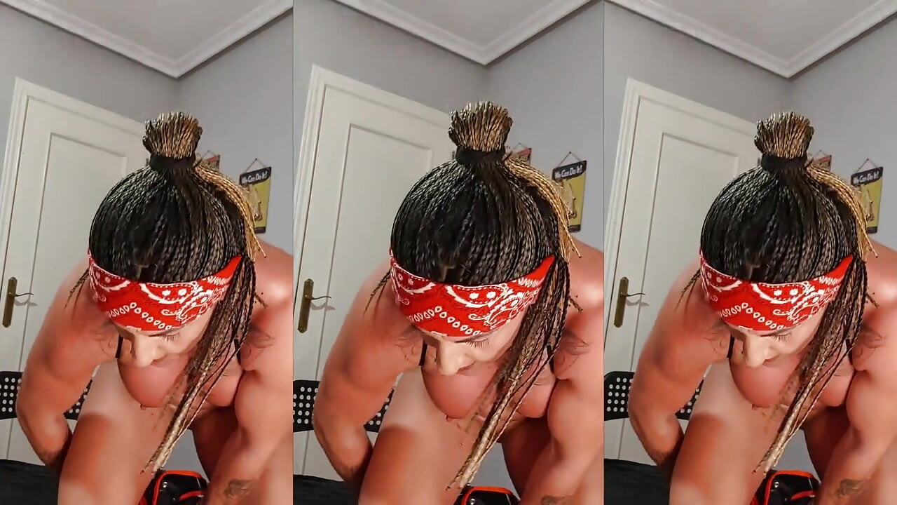 Danaxmuscles phá hủy đít bằng dây đeo của cô ấy