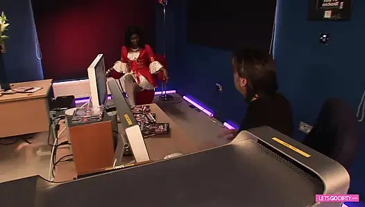 Süper seksi Nubian hatun sikiliyor