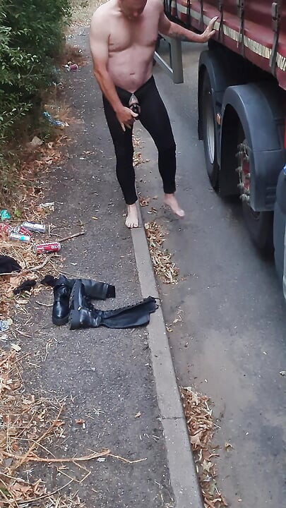 Polla bloqueada mariquita chupando consolador al aire libre