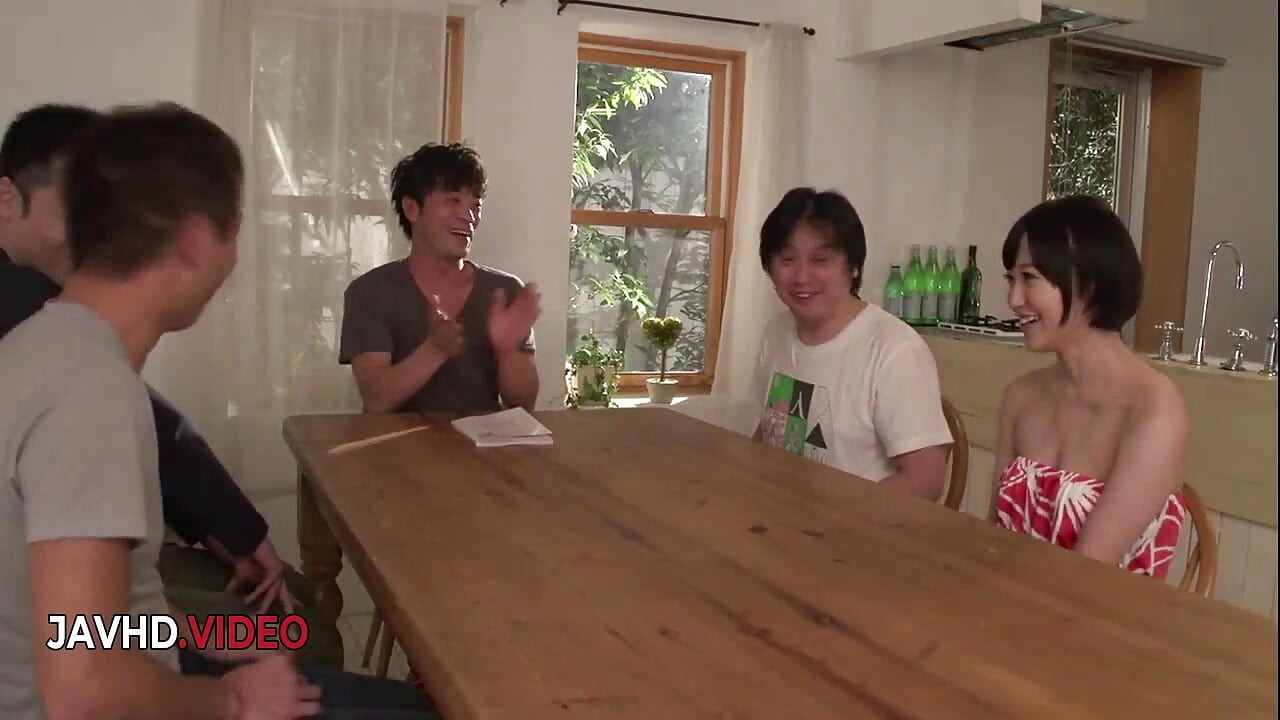 Yu Shinodas schlampige blowjobs für zwei schwänze in dampfiger gruppensession