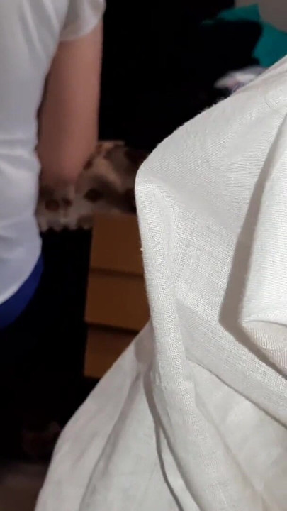 ในขณะที่ครูของเรากําลังตรวจสอบการบ้าน เพื่อนของฉันและฉันกําลังทําลามกเบื้องหลังเธอ | คลิป 1