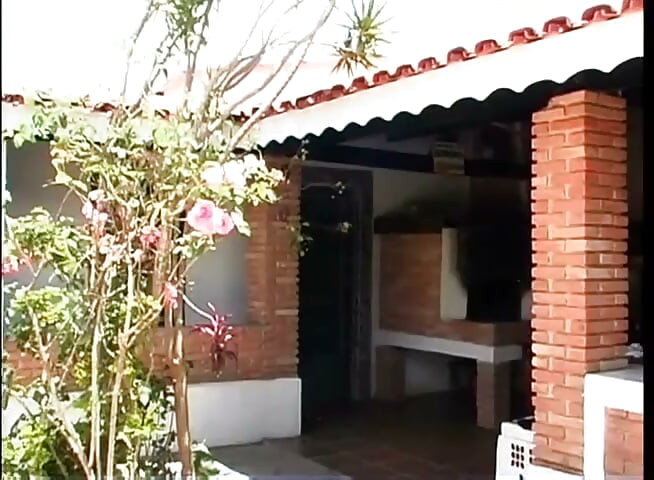 Shemale tóc vàng xinh đẹp cúi xuống để làm tình qua đường lỗ hậu