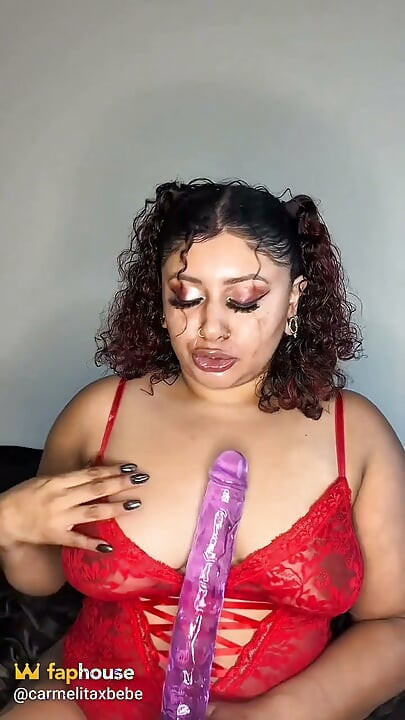 Latina thủ dâm hậu môn bằng dildo