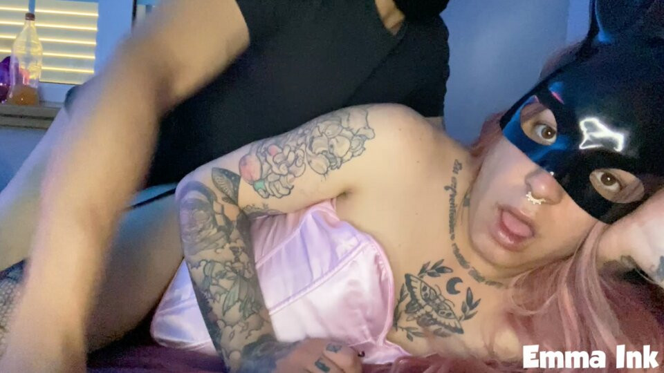 Le ha scopato il culo stretto dopo la gola profonda e le ha dato un creampie
