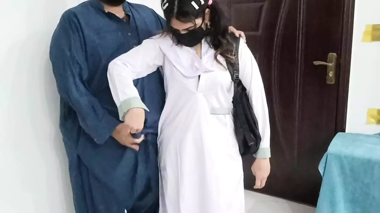 สาวโรงเรียน Desi ปากีสถานโดนพ่อเลี้ยงของเธอเย็ด