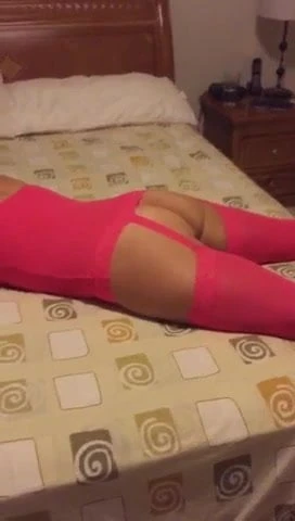 Nalgona con medias y sin calzones