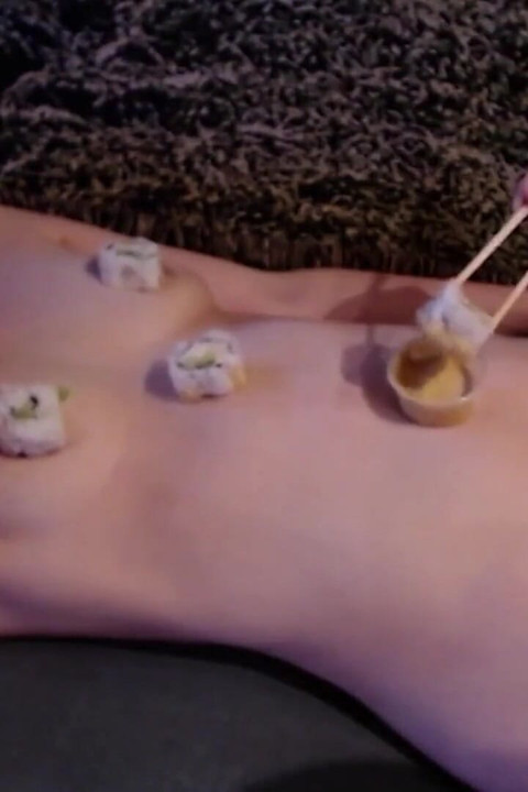 Pertunjukan live streaming gadis sushi lagi asik nyepong kontol