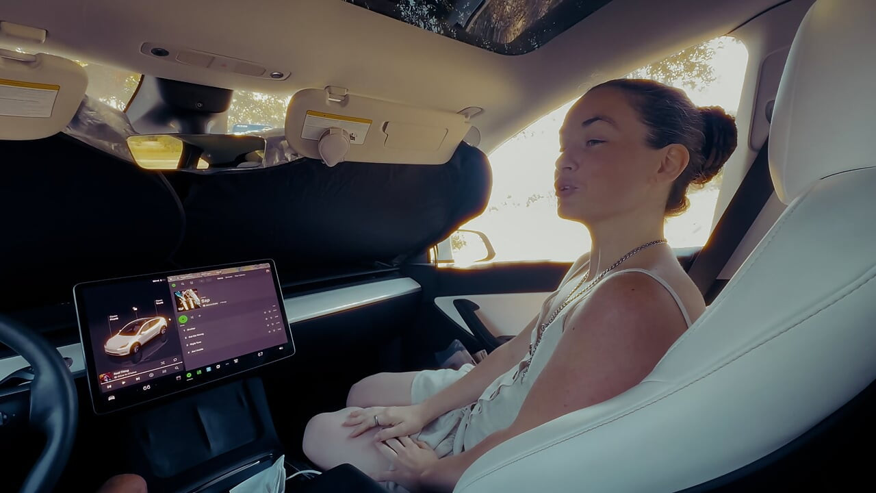 Creatură suge pula Creatorului ei într-o tesla cu vedere la persoana 1