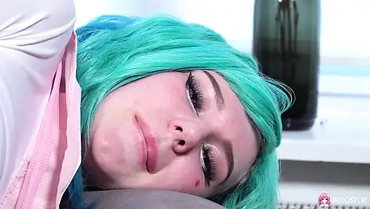Sexy Leyla Lure schiebt einen dildo in ihre nass rasierte muschi.