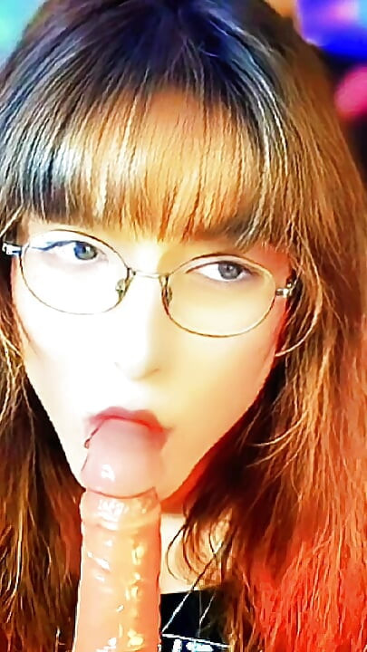 このトランスの女の子は、史上一番可愛いフェラチオだ