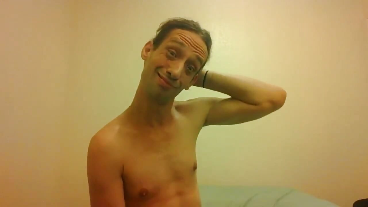 Topless transgirl die haar oren handsfree beweegt