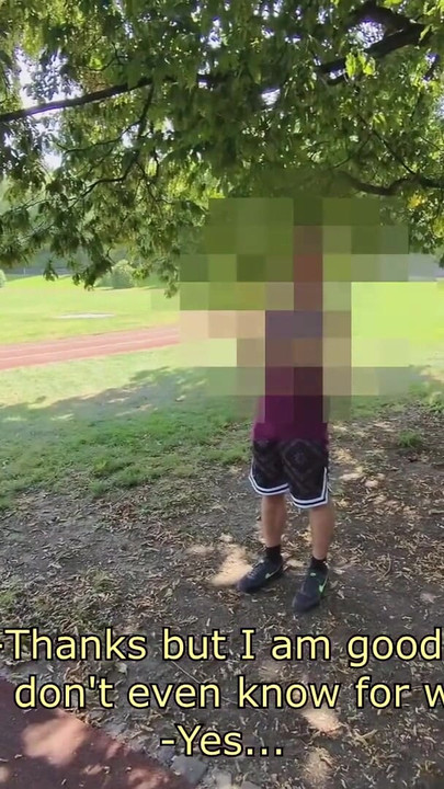 Zapanjujući trenutak iz "Nasumičnog ravnog dlakavog mišićavog trkača uvjerenog da dobije svoj prvi muški pušenje"