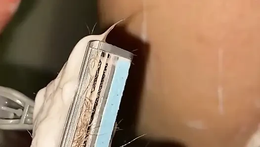 Kıllı bacaklar tıraş oluyor yakın çekim