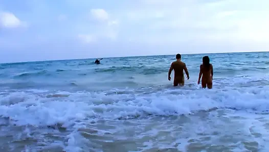 Berpose telanjang di pantai dan kemudian disetubuhi anal