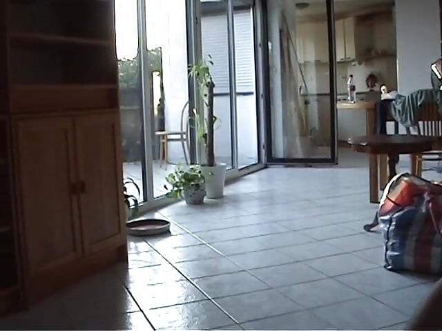 Tynn blond jente som knuller rundt i huset