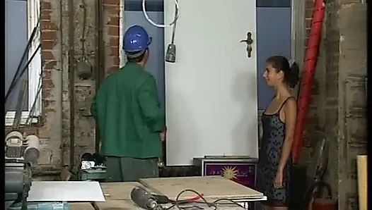 Çekici Alman genç kız atölyede boşalmayı deniyor