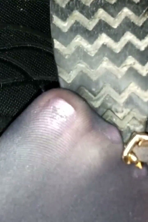 在灰色公寓与锁链在Mp4Format中转身