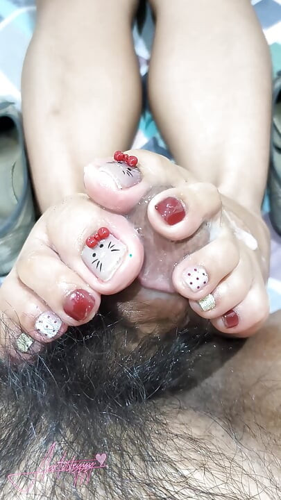 Świeżo obnażonych stóp Acoletteyy z dollshoes czuje się tak tyka do jego głowy kutasa, że sprawiła, że spust twardy po obrzeżach