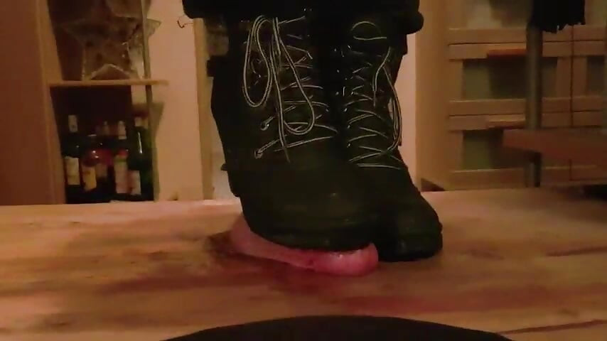 시점 밟고 부츠로 밟기 - 발 자기 및 성기 부스러짐 - 풀 웨이트, 무자비