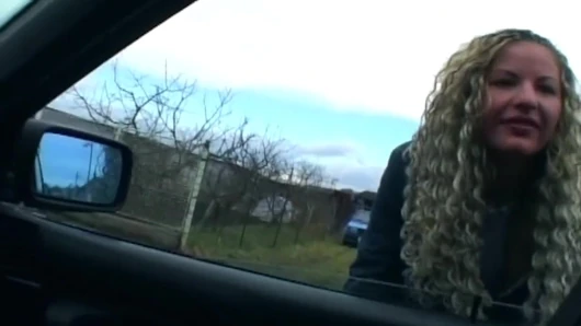 Gepiercte muschi, dildo, stretch, Squirting im auto