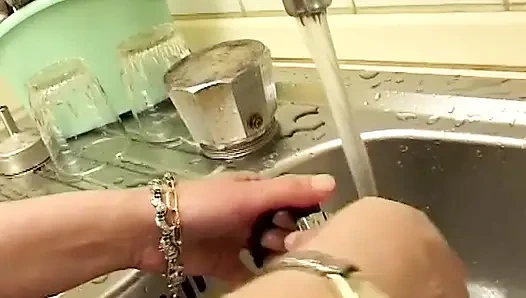 Cewek nakal dewasa lagi asik masturbasi di dapur