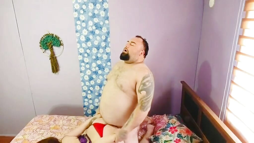 我的继父后入式操了我，Tyle Max把我放在身上，把他的大阴茎插进我的阴道和大屁股，触发我